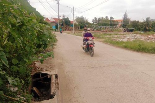 Nắp mương thoát nước bị sụp bể