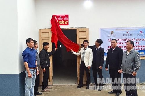 Bàn giao nhà nhân ái cho hộ có hoàn cảnh đặc biệt khó khăn tại huyện Bắc Sơn