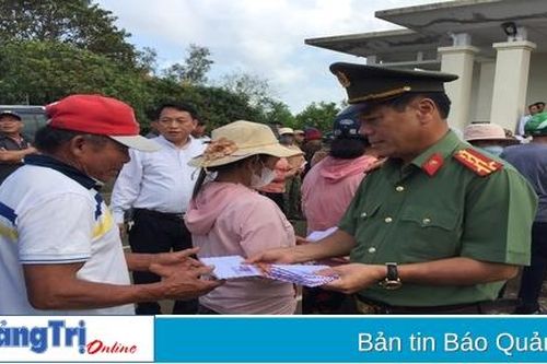 Thăm, tặng quà cho người dân xã Hải Định bị ảnh hưởng mưa lũ