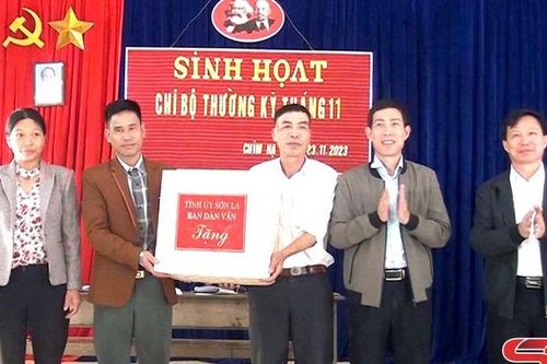 Đồng chí Trưởng ban Dân vận Tỉnh ủy dự sinh hoạt Chi bộ bản Chim Hạ
