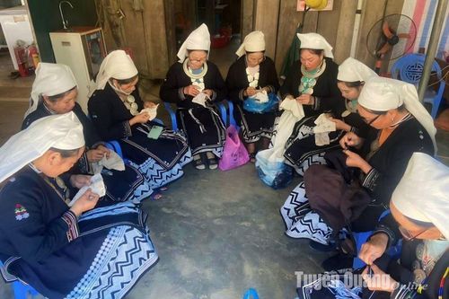 30 học viên được học chấm sáp ong, thêu hoa văn