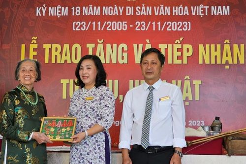 Tiếp nhận tư liệu, hiện vật về Chủ tịch Hồ Chí Minh