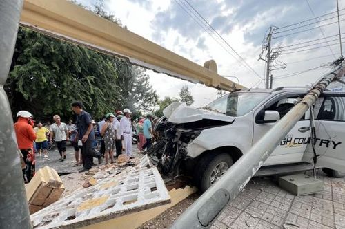 Ô tô 'điên' đâm tử vong người đi xe máy dừng đèn đỏ