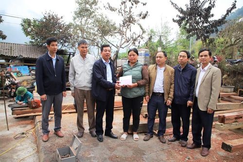 Lào Cai: Hỗ trợ gia đình giáo viên bị cháy nhà