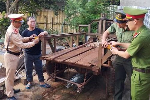 Dán decal phản quang phòng ngừa TNGT cho xe máy kéo của nông dân