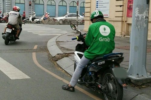 Ra trường 1 năm không xin được việc, tôi có nên gắn bó với nghề xe ôm?
