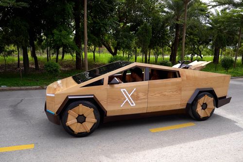 Chàng trai Việt chế tạo xe bán tải Tesla Cybertruck phiên bản gỗ đặc biệt