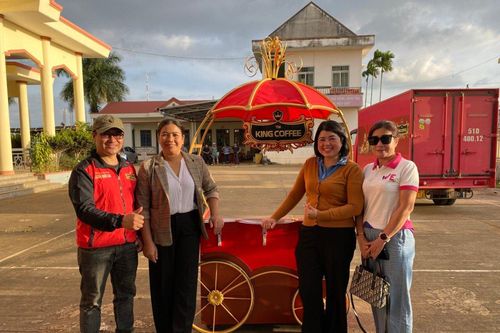 Bà Lê Hoàng Diệp Thảo tặng mô hình WeHome Café đến chị em khó khăn tại Đắk Lắk