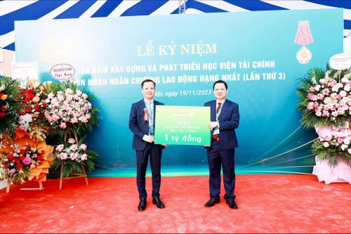 Vietcombank tặng học bổng cho Quỹ phát triển giáo dục Học viện Tài chính