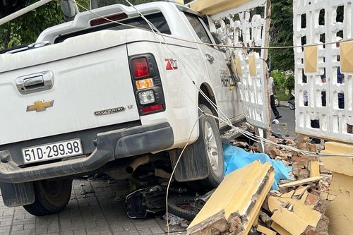 Tây Ninh: Ô tô tông chết người phụ nữ đang dừng xe chờ đèn đỏ