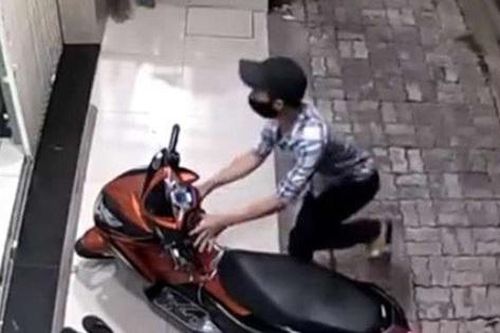 Để nhiều tiền, vàng trong cốp xe dựng trước nhà nhưng không rút chìa khóa, mất trong tích tắc