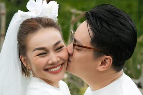 Siêu mẫu Thanh Hằng ngập tràn hạnh phúc bên chồng nhạc trưởng