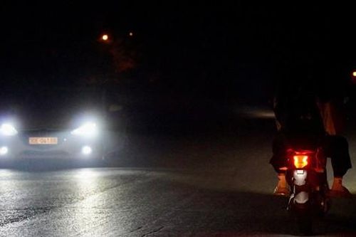 Người dân 'vừa đi vừa run' trên tuyến phố không đèn giữa Thủ đô