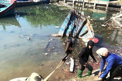 Bãi biển Sa Huỳnh (Quảng Ngãi): Xử lý hàng loạt xác tàu bỏ hoang nhiều năm