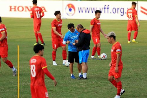 CLB TP.HCM muốn 'nâng tầm' với HLV Park Hang Seo và trợ lý Lee Young Jin