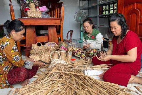 Tạo việc làm cho phụ nữ nông thôn từ nghề đan lục bình