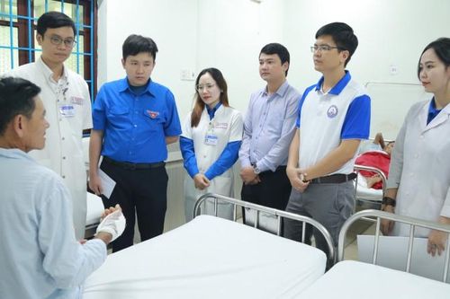 Tuổi trẻ ngành y tế hỗ trợ người nghèo tại Thừa Thiên Huế khắc phục hậu quả sau lũ