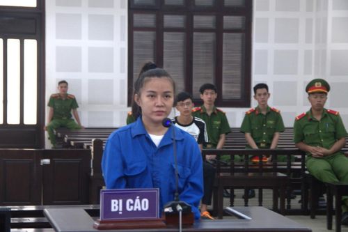 Làm giả giấy tờ xe ô-tô mang đi bán, cầm cố lấy tiền trả nợ 'tín dụng đen'