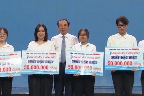 Thành Đoàn TP. HCM trao 138 suất học bổng 'Tiếp sức đến trường' năm 2023 cho tân sinh viên