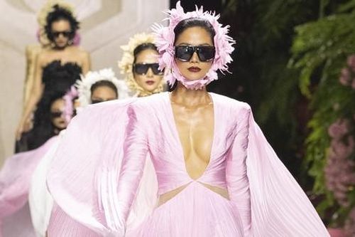 'Hoa hậu đắt show catwalk bậc nhất V-biz' sải bước ở vị trí vedette đầy cuốn hút nhưng lại bị đem lên 'bàn cân'