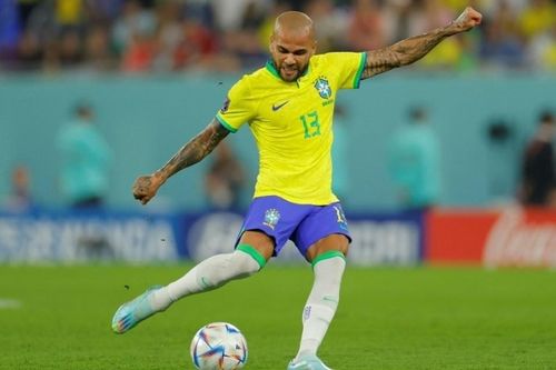 Cựu sao Barcelona Dani Alves đối mặt mức án 9 năm tù vì tội hiếp dâm