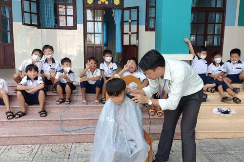Tấm lòng người thầy nơi xã đảo