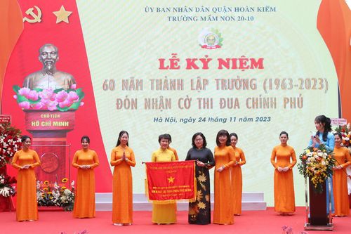 Trường Mầm non 20-10 đón nhận cờ thi đua của Chính phủ
