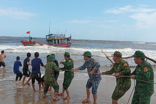Hàng chục chiến sĩ cứu hộ tàu cá mắc cạn ở vùng biển Quảng Trị