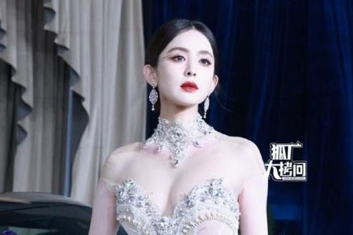 Mỹ nhân Trung Quốc Cổ Lực Na Trát xinh đẹp như tiên nữ với đầm trắng nhà thiết kế Việt