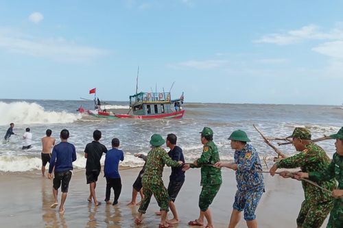 Nỗ lực cứu hộ tàu cá bị mắc cạn ở cảng Cửa Việt