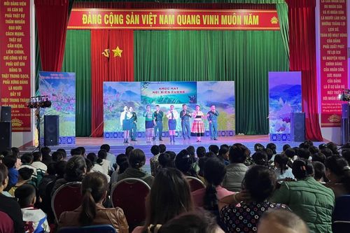 Biểu diễn văn nghệ phục vụ cán bộ, chiên sĩ và đồng bào dân tộc khu vực biên giới tỉnh Lào Cai