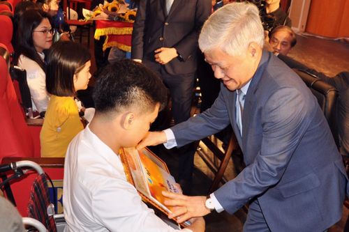Tuyên dương 35 thanh niên khuyết tật tiêu biểu toàn quốc trong Chương trình 'Tỏa sáng nghị lực Việt' năm 2023