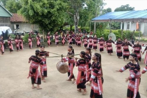 Đội cồng chiêng nữ đầu tiên ở Gia Lai mang theo lối chơi chiêng đặc biệt