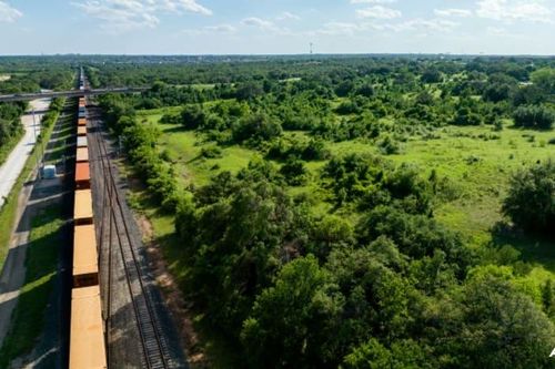Tàu trật bánh ở Mỹ làm đổ lưu huỳnh nóng chảy, người dân phải sơ tán