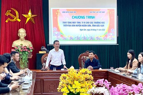 Báo Pháp luật Việt Nam cùng các nhà tài trợ tặng quà cho các trường học tại huyện Ngân Sơn