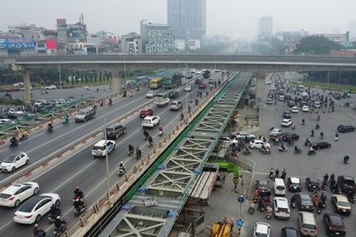 Hợp long hai cầu vượt thép tại nút giao Mai Dịch sau 6 tháng thi công