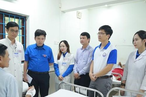 Tuổi trẻ ngành y giúp người dân TT-Huế khắc phục hậu quả lũ lụt