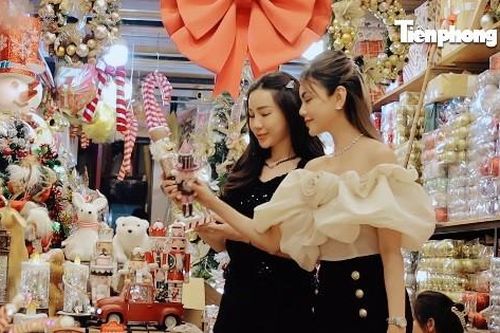 Giới trẻ Hà Nội 'lên đồ' đón Giáng sinh sớm, check in bên cây thông Noel bằng gỗ quế