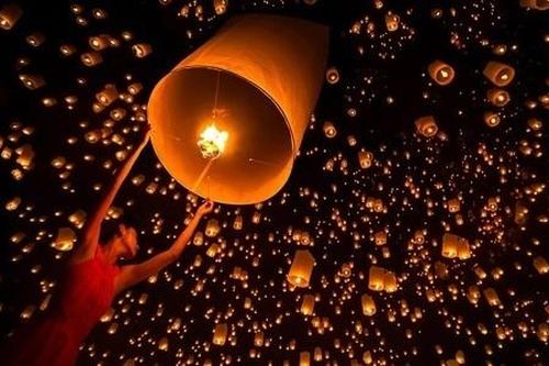 Bất ngờ hủy 160 chuyến bay để… thả đèn trời