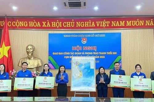 Trao tặng 3.000 bản đồ Việt Nam hưởng ứng cuộc vận động 'Tự hào một dải non sông'