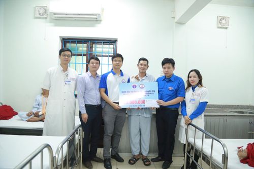 Tuổi trẻ ngành Y tế hỗ trợ bà con nghèo TT-Huế khắc phục sau lũ