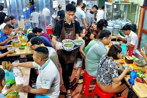 Quán phở đông bậc nhất Hà Nội, khách phố cổ đi hàng chục cây số, xếp hàng chờ ăn