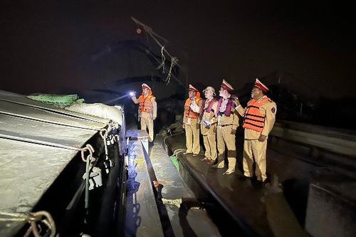 Mật phục, bắt giữ 2 tàu 'cát tặc' trên sông Hồng trong đêm