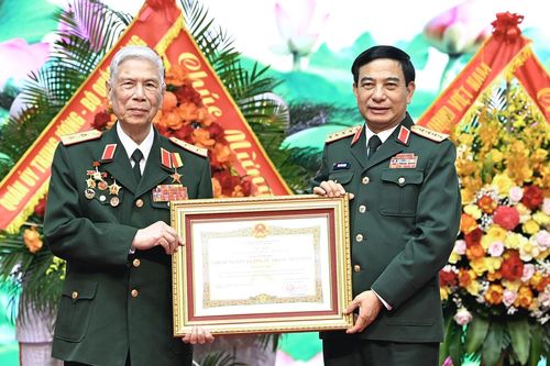 Trung tướng Đặng Quân Thụy nhận danh hiệu Anh hùng Lực lượng vũ trang nhân dân