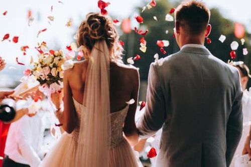 Kiếm tiền nhờ dịch vụ cắt nhỏ ảnh cưới cho cặp đôi ly hôn