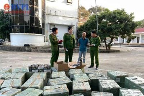 Vận chuyển 'thuê' 19.200 điếu thuốc lá điện tử