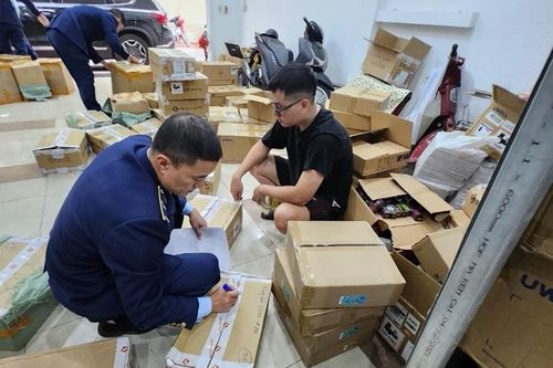 Tạm giữ hơn 10.500 sản phẩm thuốc lá điện tử trị giá gần 2 tỉ đồng