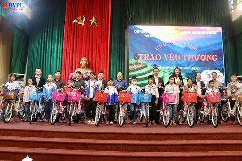 Chi hội Báo chí Trung ương tại Thanh Hóa trao quà cho học sinh miền núi
