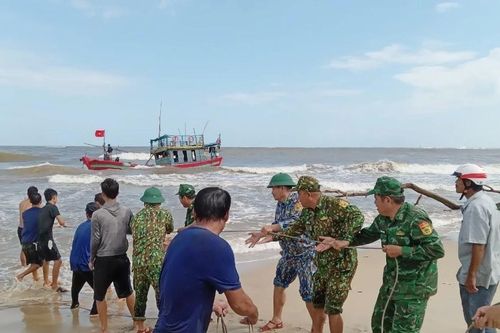 Quảng Trị: Bộ đội Biên phòng cứu hộ tàu cá bị mắc cạn tại lạch Cửa Việt