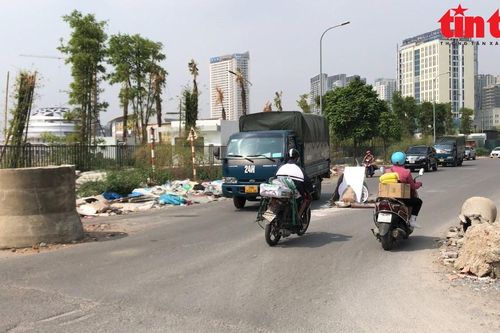 Quận Cầu Giấy phản hồi bài viết trên báo Tin tức về đoạn đường ngập phế thải, lô cốt